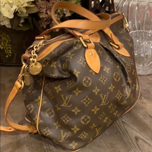 Authentic Louis Vuitton Purse.  1 owner. - Picture 2 of 5